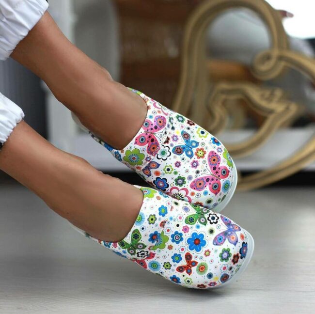 Terlik stílusos színes AIR cipő – lepkék papucs Egyedi AIR és AIR LIGHTY papucsok terlikpapucs.hu